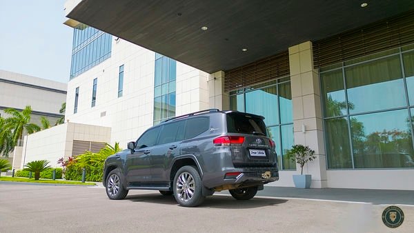 Toyota Land Cruiser angle 5